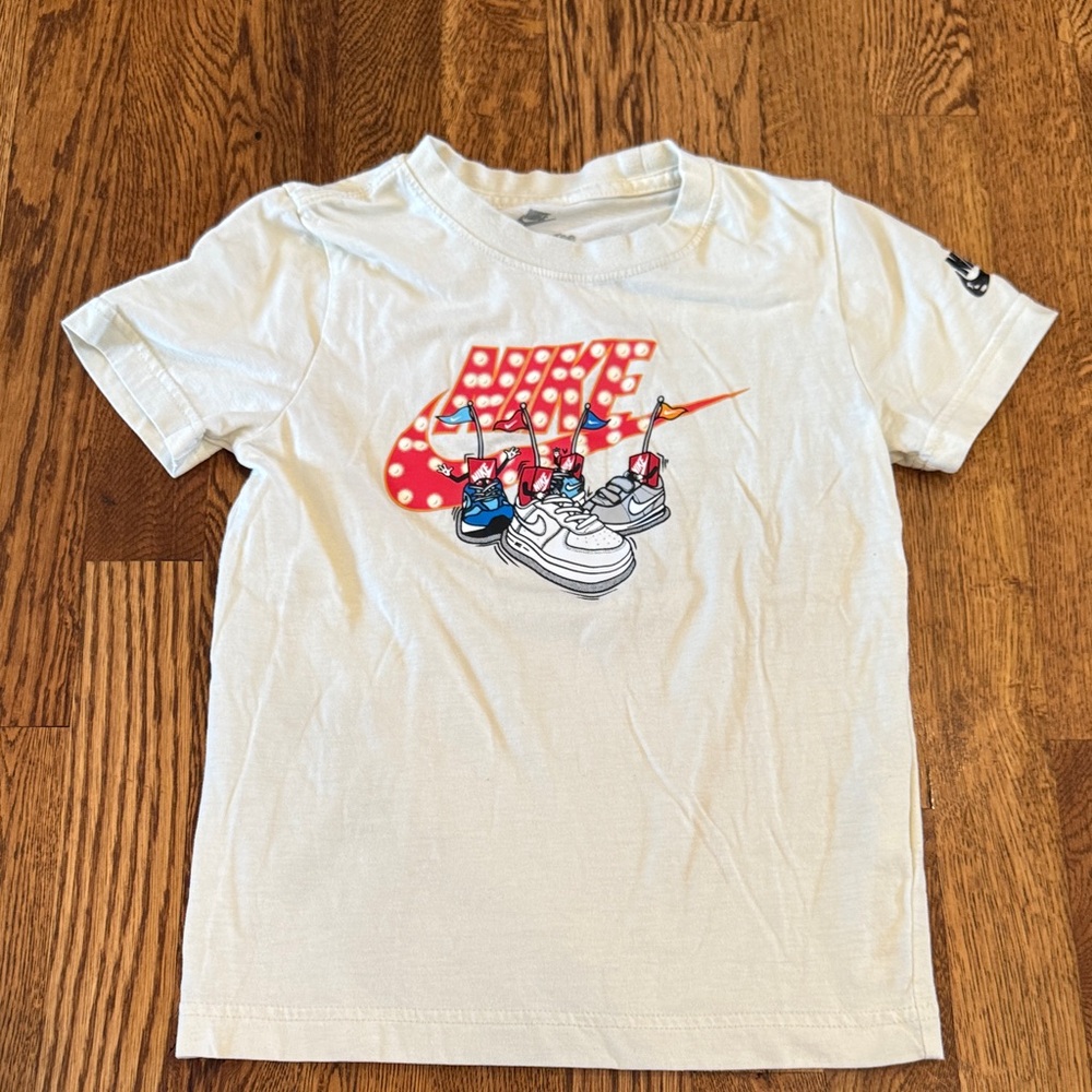 Nike Kids White and Red Graphic Tee Size 7/Large